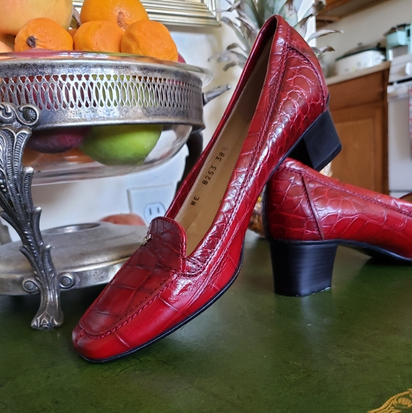 NWOT  Brunomagli ruby red crocodile pumps - Picture 4 of 15